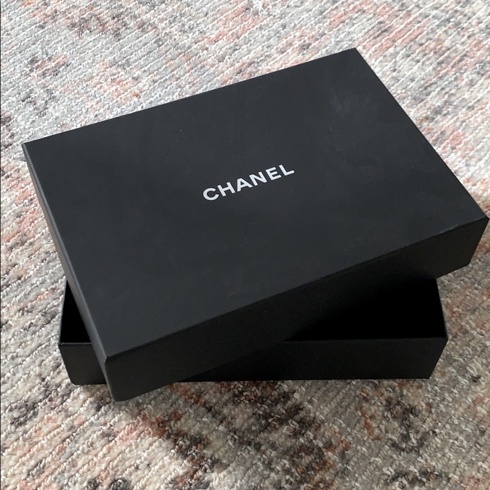 Chanel box - clutch size